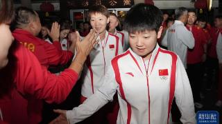 巴黎奥运预备式｜中国乒乓球队启程
