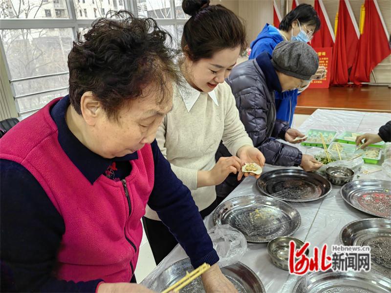 石家庄市新华区天骄社区：迎春饺子宴 墨香送祝福