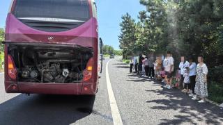 旅游大客车抛锚高速 民警协助乘客安全转运