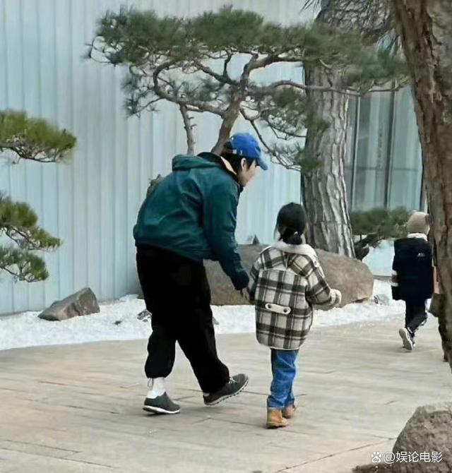 孙怡晒七岁女儿，给她第一次吃辣条，被辣到的表情很可爱