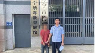 海南一男子与女友发生感情纠纷欲跳楼轻生