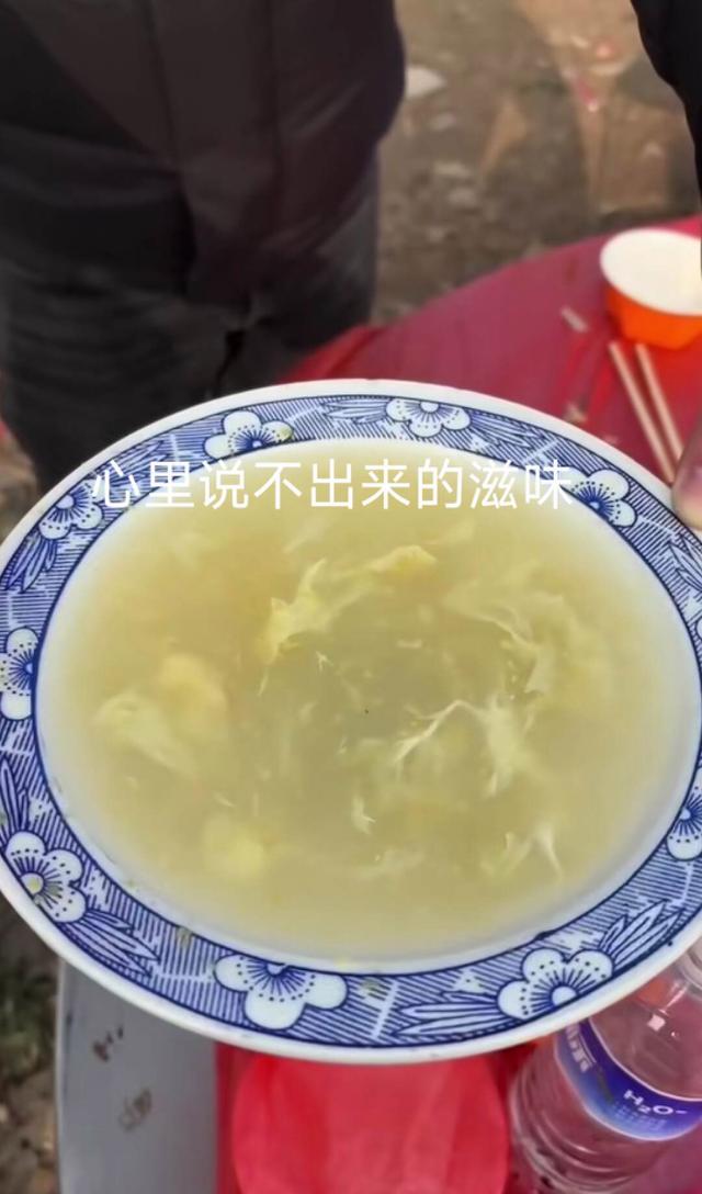 酒席现场上，菜肴清汤寡水，端上桌后亲友沉默了：随礼20块嫌多