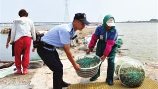 用藏蓝身影筑起一道平安堤坝（图）