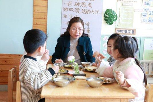 淄博市淄川区实验幼儿园开展园长陪餐活动