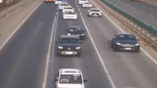 河北沧州女子高速上“压车”致多名车主报警严厉批评