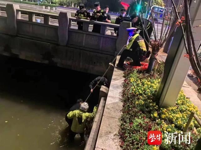 男子酒后坠入河道，危急时刻警员纵身一跃……看看吧