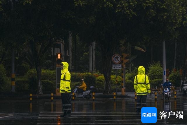 海口交警在晚上执勤现场交警供图减速慢行保持警惕