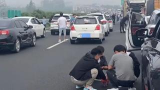 双节假期高速公路堵车20.5亿人次