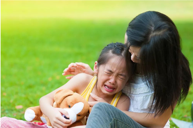 “你走开，我不跟你玩！”孩子被无情拒绝时，妈妈的反应很重要