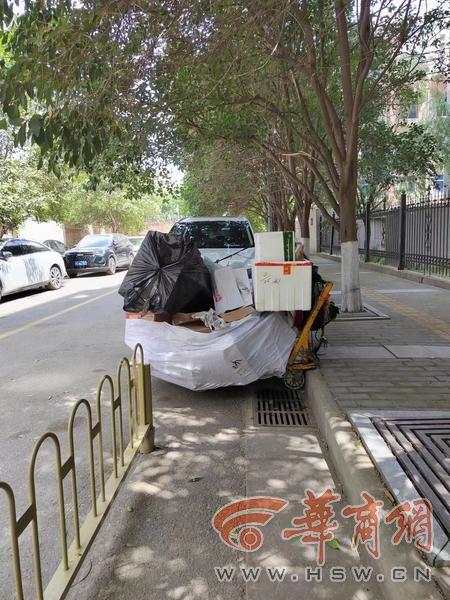 小8跑街|西安凤城一路两小区之间道路车辆频繁占道 居民出行不畅