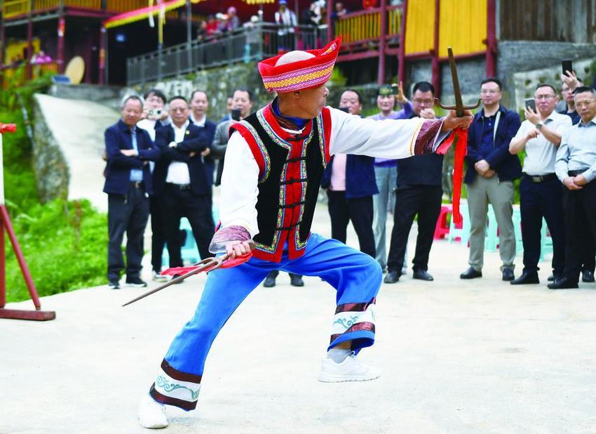 城步苗族自治县人大代表团在兰蓉乡水源村观看市级非遗代表性项目《城步苗拳》表演