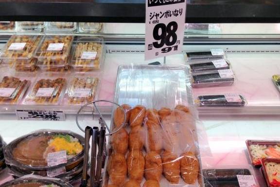 日本超市廉价快餐受到白领热捧，油炸食品占多数，最低只要5块钱