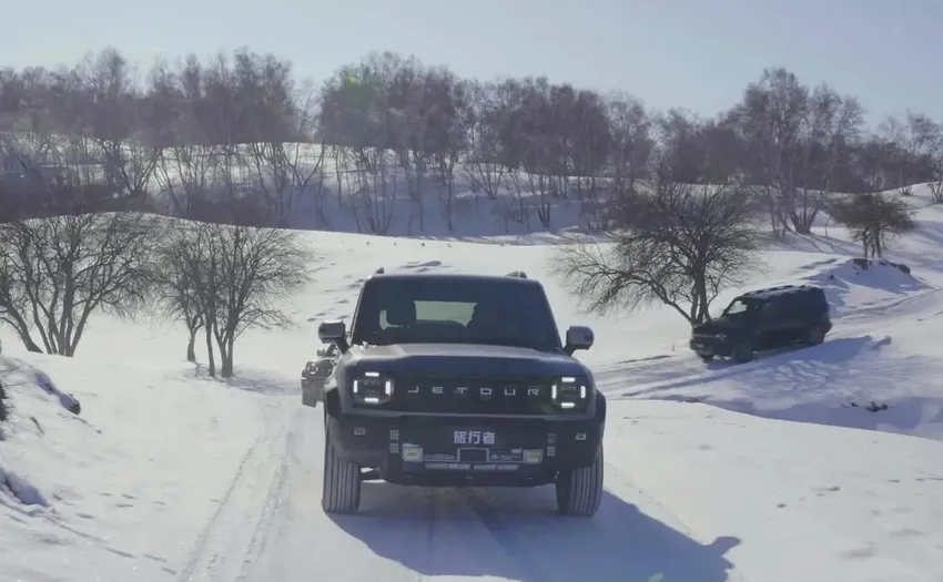 开着旅行者硬穿内蒙雪原 才知道它为什么火