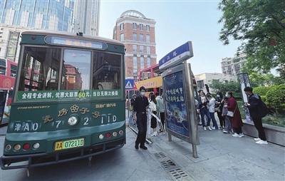 “每天上千人坐我的铛铛车”（图）