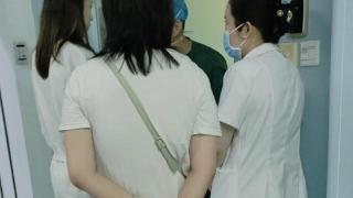 潍坊一整形医院医生术中开门聊天，患者术后感染遭遇退款难