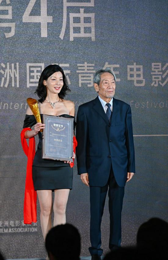 钟小丹荣获第四届亚洲国际青年电影节“最受欢迎女演员”奖