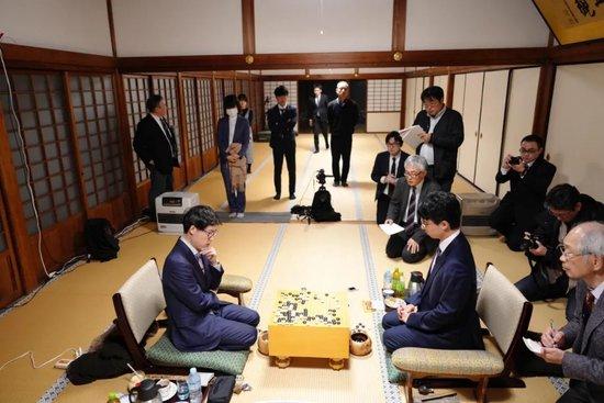 棋圣战第2局第二天 井山裕太稳字当头扳平比分