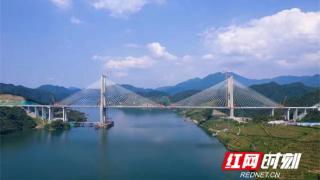 官新高速雪峰湖大桥成功合龙 项目全线计划今年12月建成通车