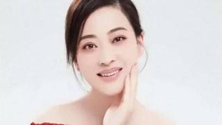 她是最“傻”女演员，闪婚2次倒贴全部身家，如今逆袭成百亿富豪