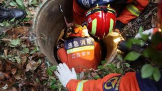 惊险！女子不慎从12楼坠入窨井，江苏消防紧急营救