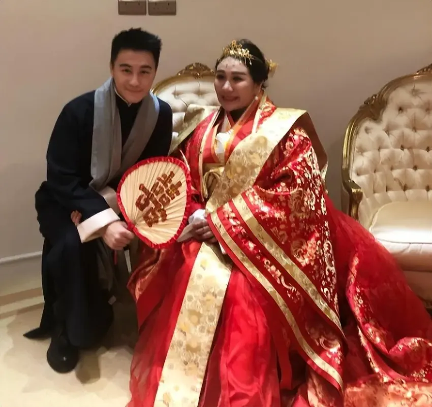 赌王女儿何超盈，“倒贴”14亿下嫁东北小伙，婚后怎么样了？