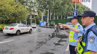 武汉东湖公安用“警”色装点节日景区，全方位保障游客游玩安全