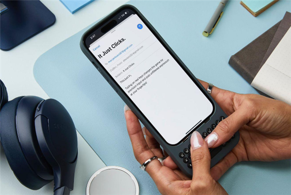 iPhone实体键盘配件上市：标准QWERTY布局