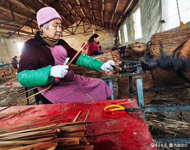 郯城县马头镇雨豪工艺品厂开工，草编工艺忙起来变废为宝