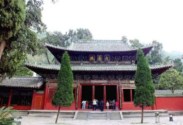 寺庙建设没用一颗钉子，全寺雕刻10000条龙，游客：堪称“龙宫”