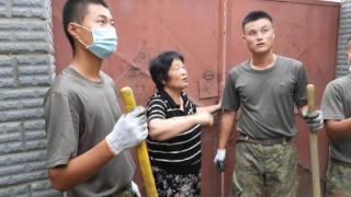 北京卫戍区某部官兵奋战多日清除淤泥近千立方米