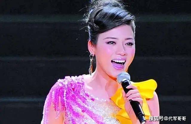 民歌天后陈思思近况：嫁小一岁歌唱家生一女，今46岁气质像天仙