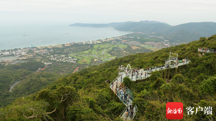 组图｜三亚旅游“热辣滚烫” 各景区人头攒动