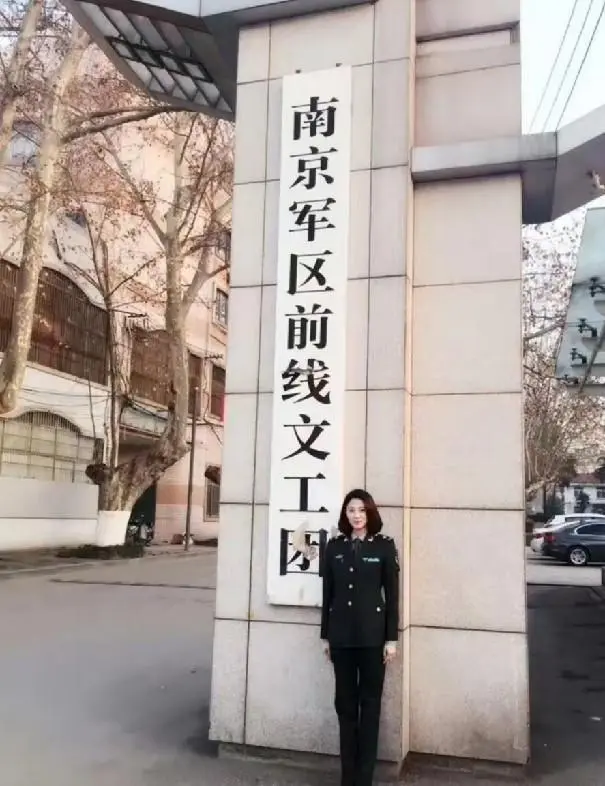 侯梦莎：因军旅剧走红，搭档吴京爆火，嫁演员丈夫毛毅幸福美满