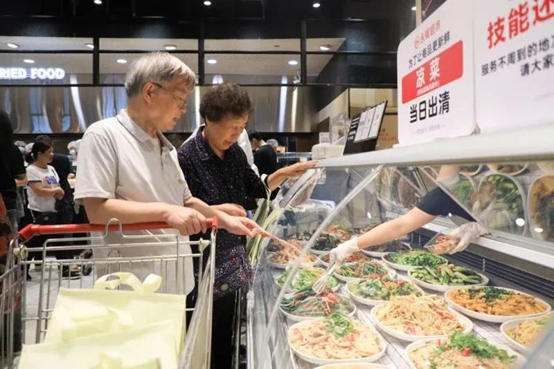 永辉超市金源购物中心店重启营业首日，购物市民络绎不绝！