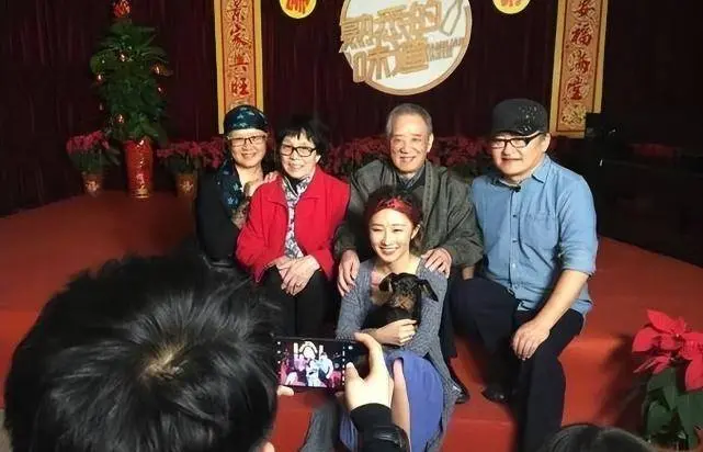 她是刘欢隐藏31年女儿！长相神似刘亦菲，就算穿黑色美得清新脱俗