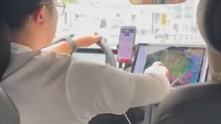 无视生命安全！重庆一网约车司机竟边玩游戏边开车