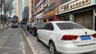 西宁：公交站台的人行道被违法停放的私家车所占