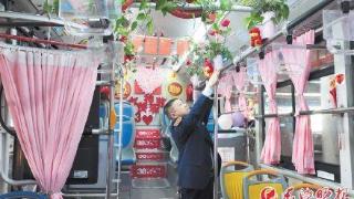 99朵玫瑰交织成巨大爱心，长沙2路线公交车驾驶员肖壬根支持