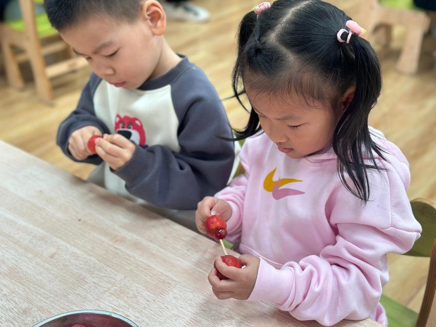 甜甜糖葫芦儿 欢喜迎元旦——济南市历下区育德幼儿园开展庆元旦活动