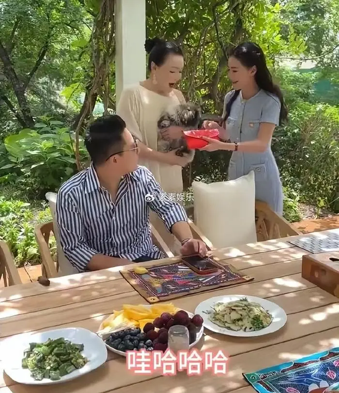 马筱梅给婆婆张兰送刺绣大红包，婆媳坐在一起开心说悄悄话