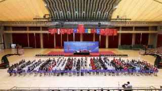 河南省第十四届运动会学生组篮球比赛在郑州西亚斯学院开赛