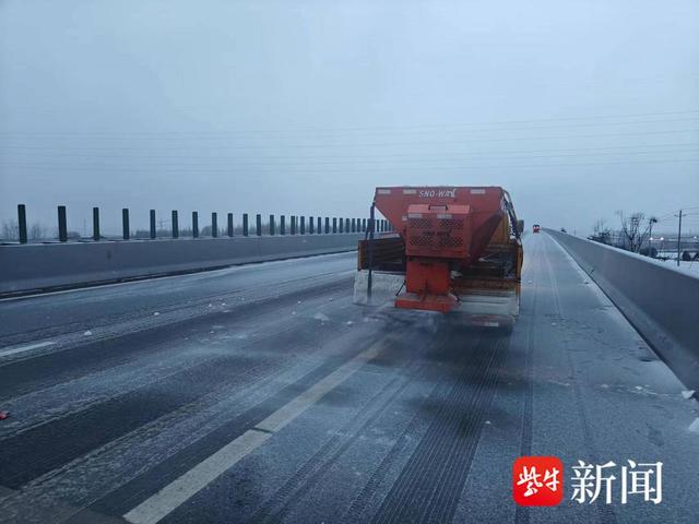 南京公路各公路站不遗余力做好扫雪除冰工作