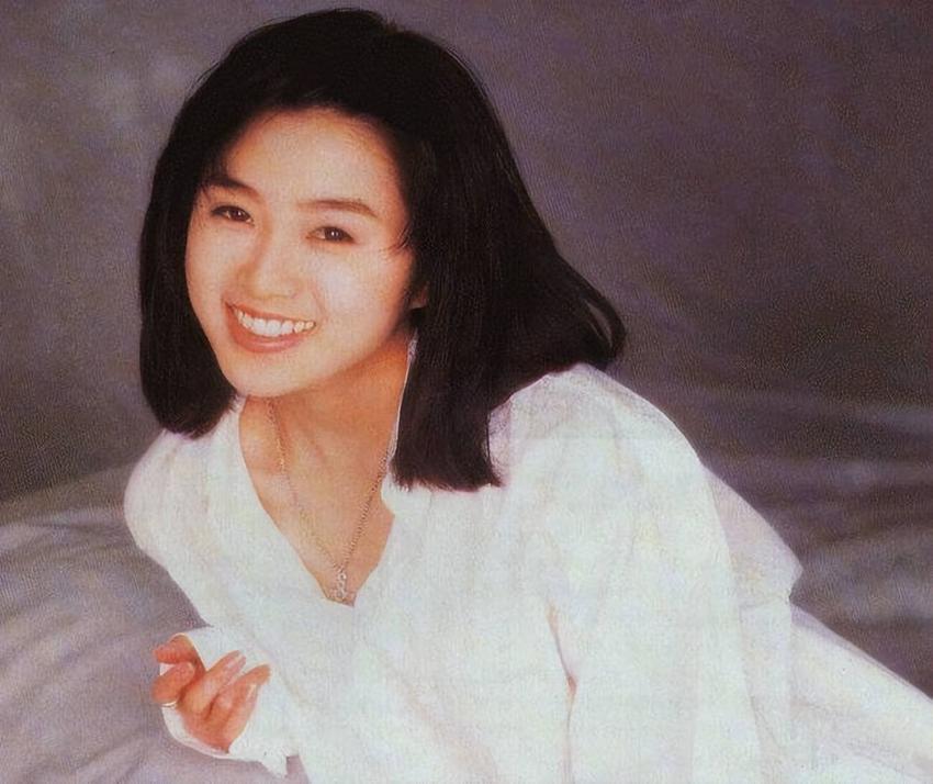 “清纯女星”酒井法子，这张“股间蝴蝶”背后，隐藏了她的堕落史