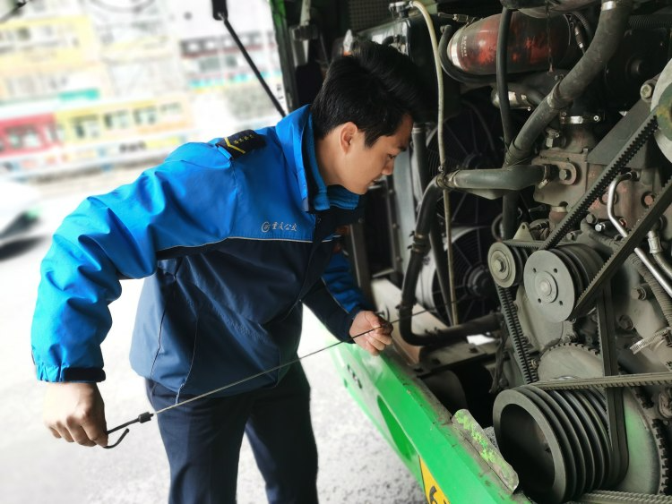 重庆江北区：一名公交驾驶员的12年 用努力浇灌事业之花
