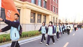 泰安三中新校举行励志远足活动