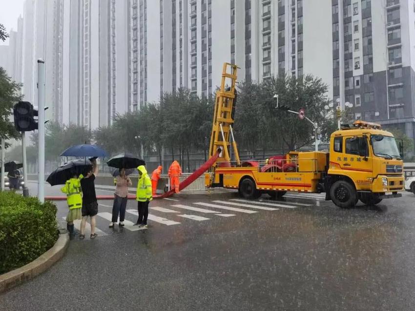 临沂城区遭遇大暴雨侵袭，城管系统全力应对汛情
