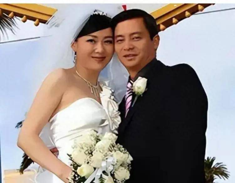 她靠一部剧吃一辈子，二婚嫁给一名穷小子，如今丈夫红到令人嫉妒