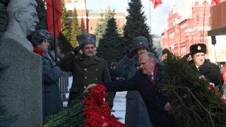 久加诺夫率俄共产党人在斯大林逝世70周年之际向其墓献花