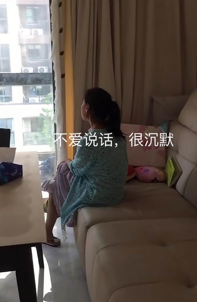 五旬女子被催婚，每天坐在家发呆遭亲人嫌弃：谁愿意来娶？