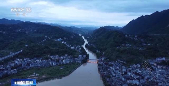 强降雨致重庆黔江多条河流水位上涨